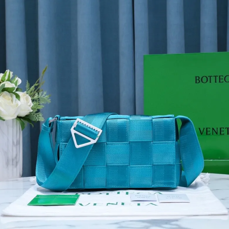 📣Super welfare price🎁🎁 Special price 700🉐️ Limited quantity, be the first to be the first 🉐️ Super cost-effective Note: The welfare style is brand new and unopened, no free shipping by default, non-returnable, size 25x15x5, style number: 6618#